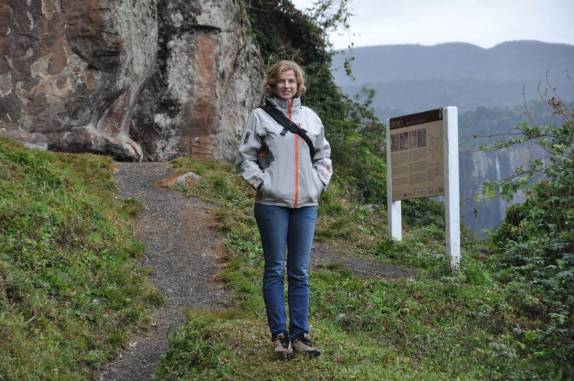 Pinturas rupestres e a Cachoeira do Avencal ao fundo, em Urubici - SC